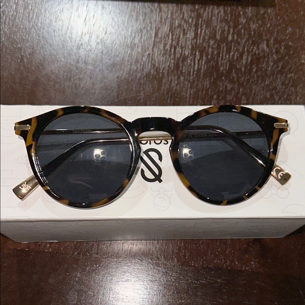 Stylish Tortoise Shell Sunglasses